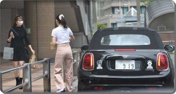渡辺美優紀の誕生日919と愛犬ステッカーが付いた花村想太の車