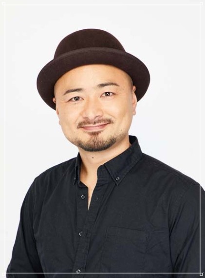 お笑いコンビ「どぶろっく」の江口直人