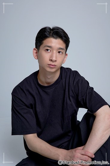 俳優の緒形直人と女優の仙道敦子の間に生まれた長男の息子、緒形敦