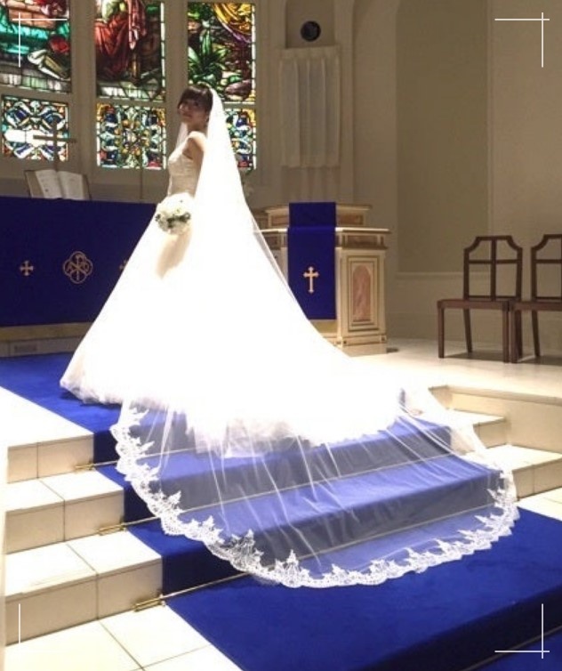 結婚式でウエディングドレスを着用する釈由美子