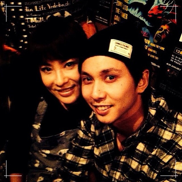 鈴木砂羽と再婚相手で2015年に離婚した元夫の吉川純広