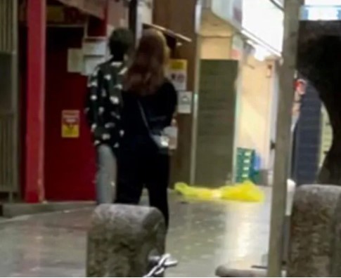 二人で渋谷のクラブデートの様子を週刊誌に撮られた馬場ふみかとRADWIMPSの野田洋次郎の写真