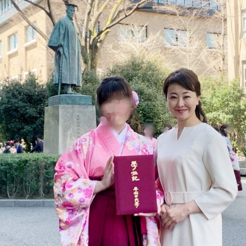 羽鳥慎一の長女つばさの早稲田大学卒業時の家族写真