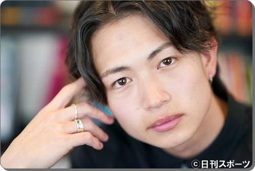 綱啓永が結婚を噂されるきっかけになった指輪画像