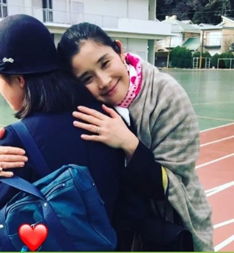 石田ひかりの長女の後ろ姿