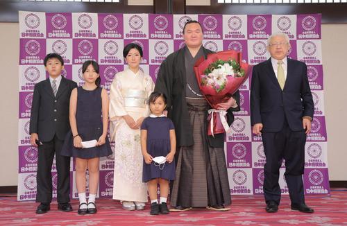 白鵬翔と妻・和田紗代子と子供たち