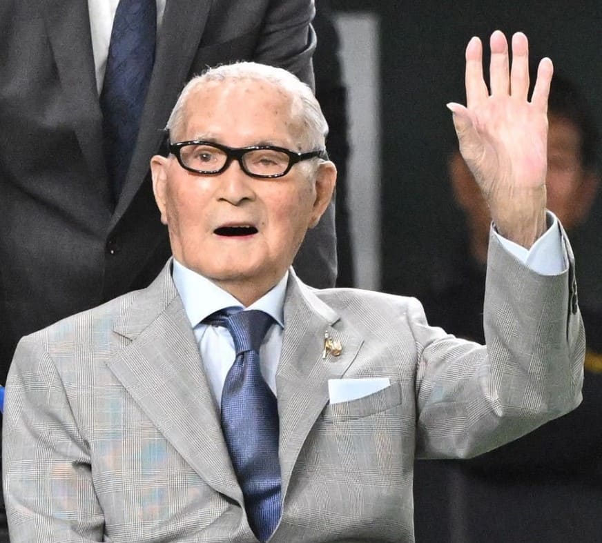 晩年に観客へ手を振る長嶋茂雄さん