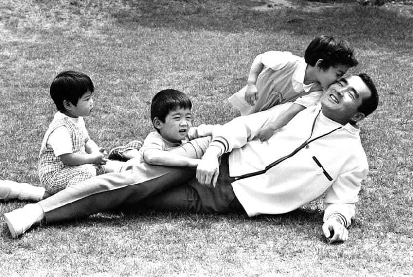 芝生で3人の子供と遊ぶ若き日の長嶋茂雄さん