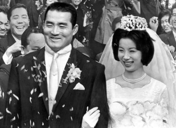 結婚式で笑顔を見せる長嶋茂雄さんと妻・亜希子さん