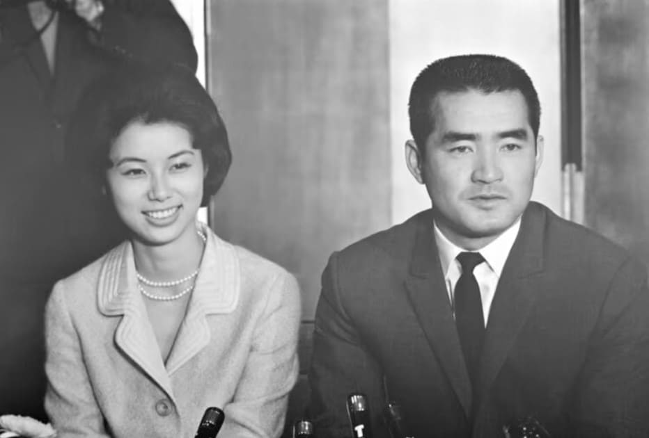 婚約発表の席に並ぶ長嶋茂雄さんと亜希子さん
