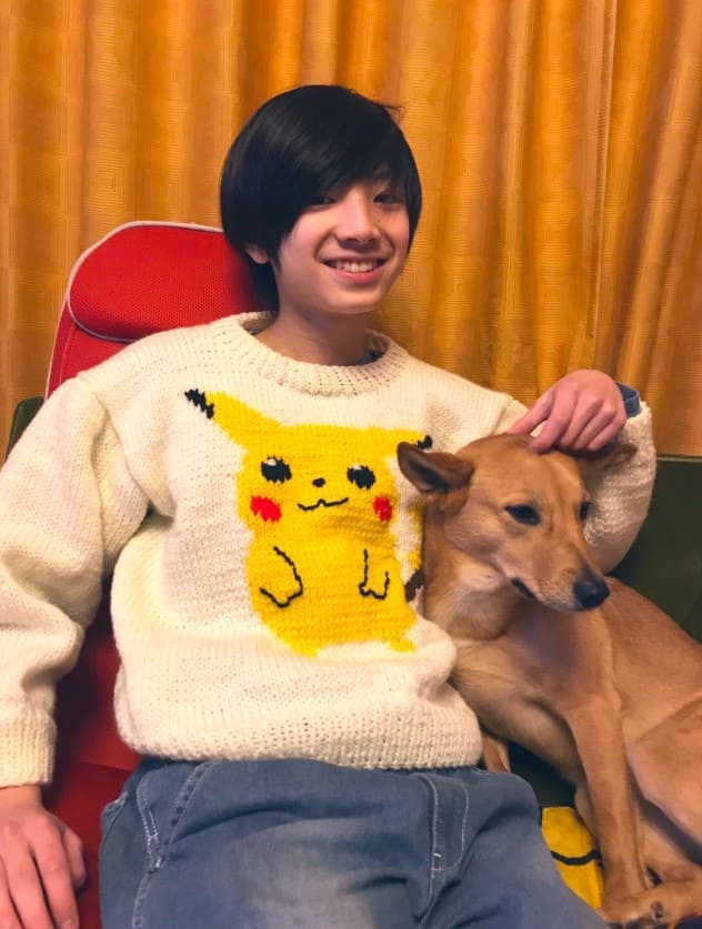 片桐仁の妻が編んだセーターを着る長男