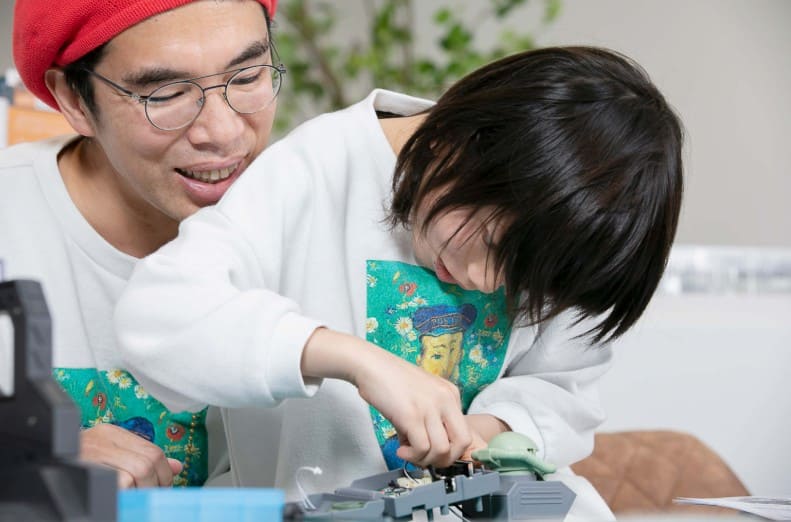 ガンプラ作りに熱中する片桐仁の次男