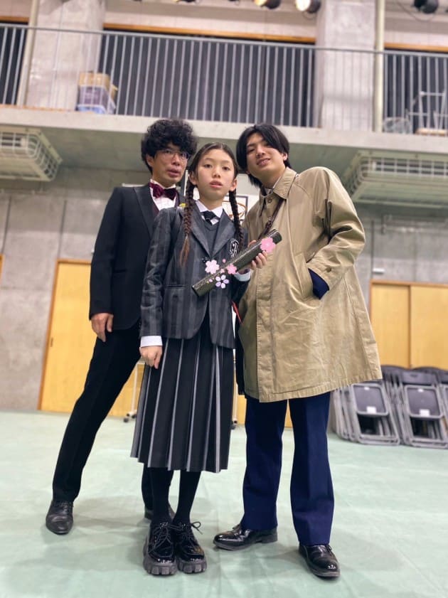 片桐仁と長男、卒業式でウェンズデー・アダムスに扮した次男・春太
