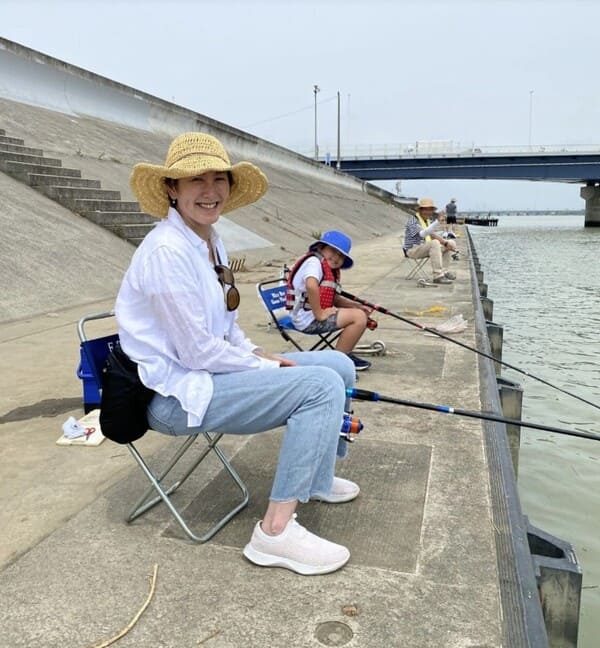 釣りをする杉山愛と長女