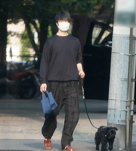 鈴木京香の愛犬を散歩させる長谷川博己