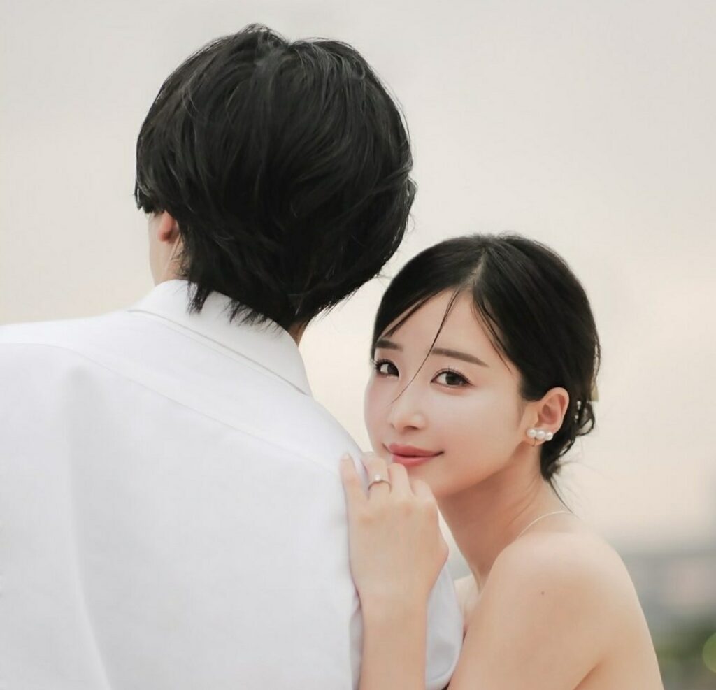 休井美郷の夫の結婚報告時の後ろ姿