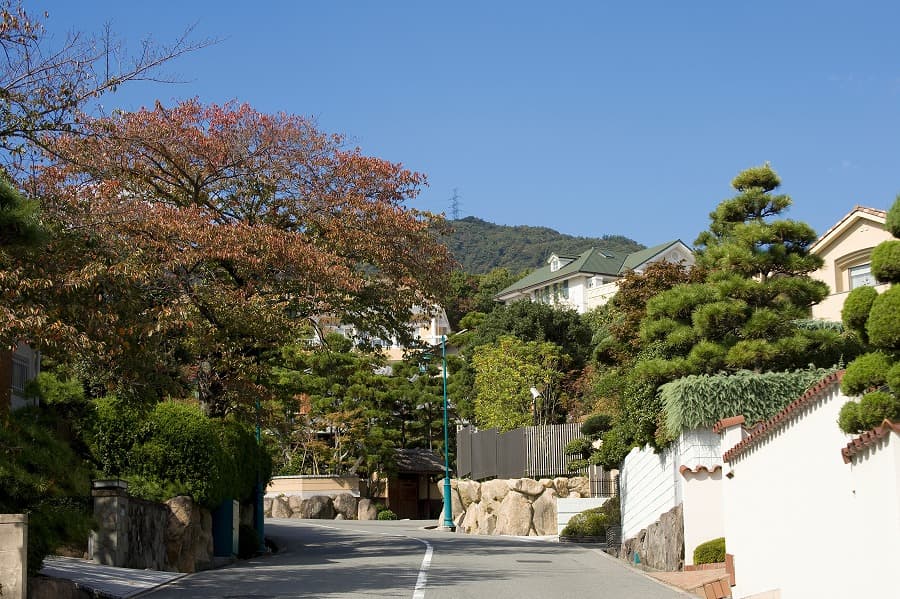 六麓荘町