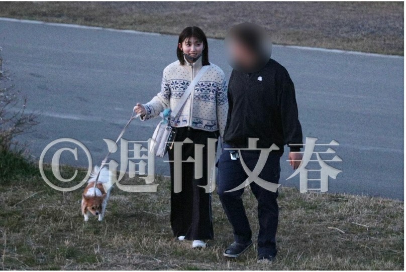 吉川愛とガテン系男性の散歩デート