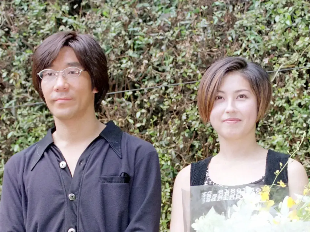 岸谷五朗さん・香さん結婚会見