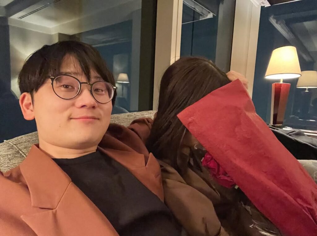 虫眼鏡と結婚相手の奥さん