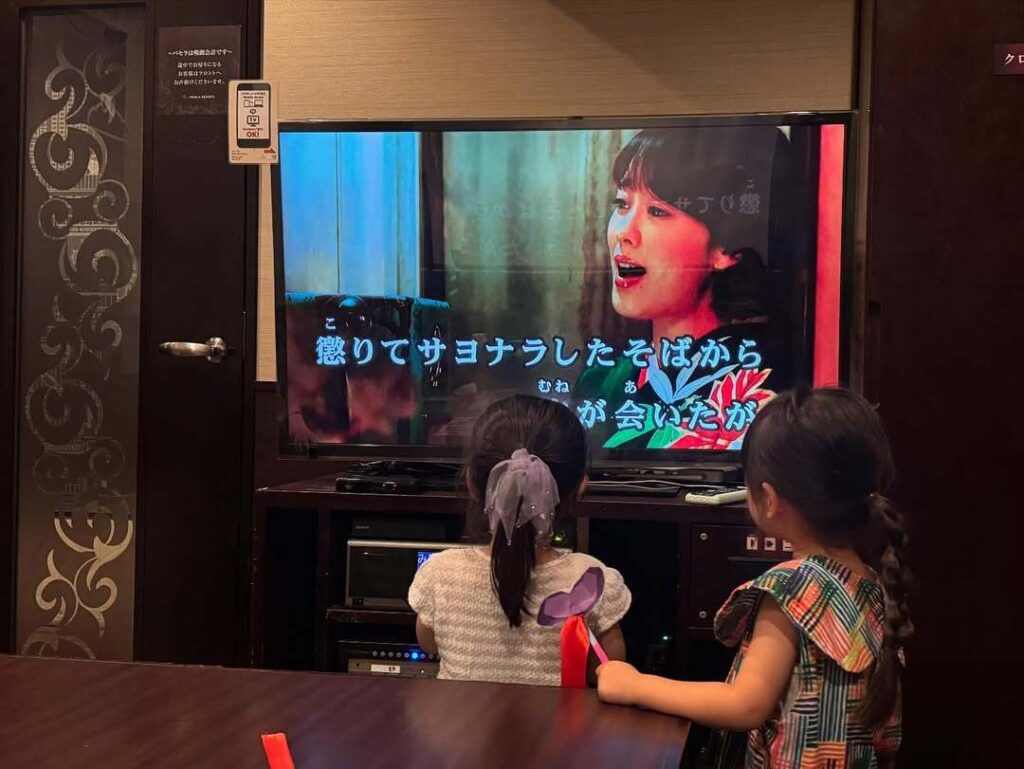 丘みどりさん長女。お友達とカラオケ