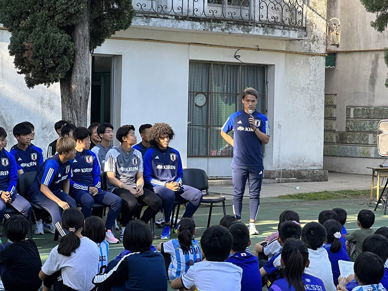 松木玖生さん現地小学校でサッカー教室