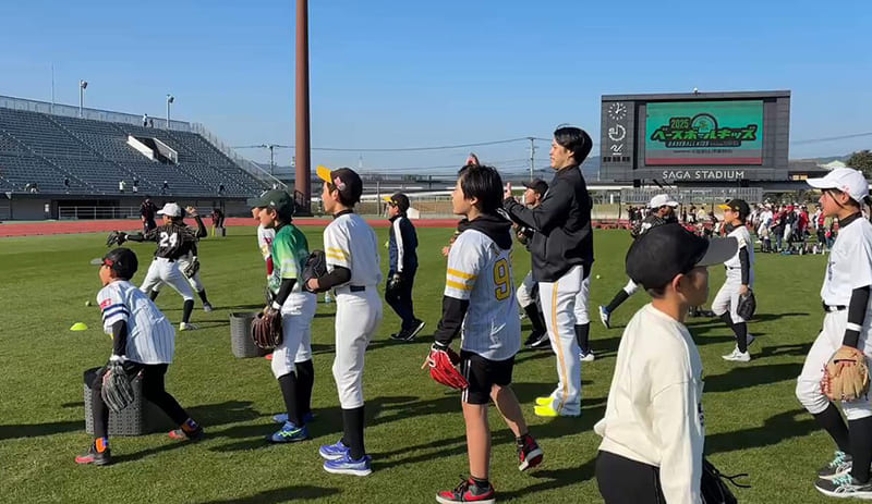 ちびっ子たちと野球を楽しむ藤井皓哉さん