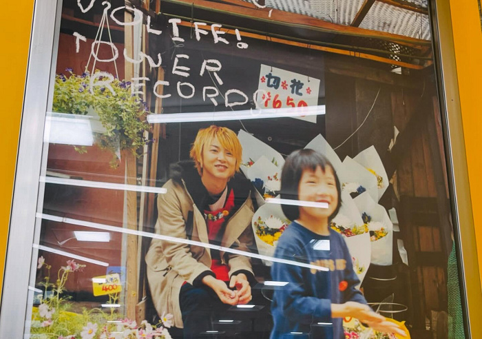 花店で子供と写るJIROさんの展示写真