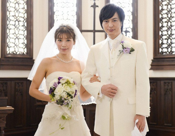 ドラマで結婚式の場面を演じる塚本高史さん