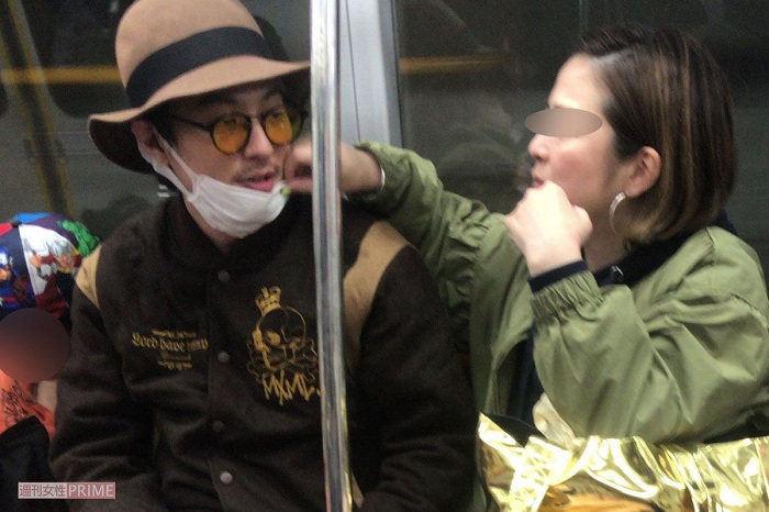 電車内で妻にマスクを直してもらう塚本高史さん