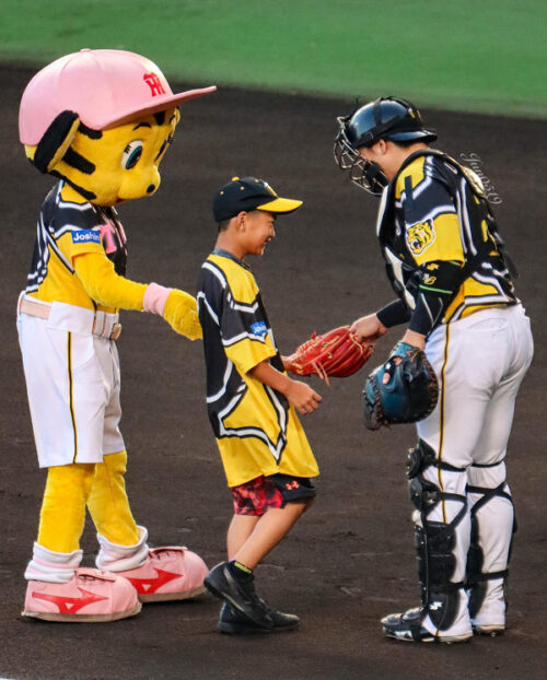 球場でファンの子供にボールを渡す梅野隆太郎さん