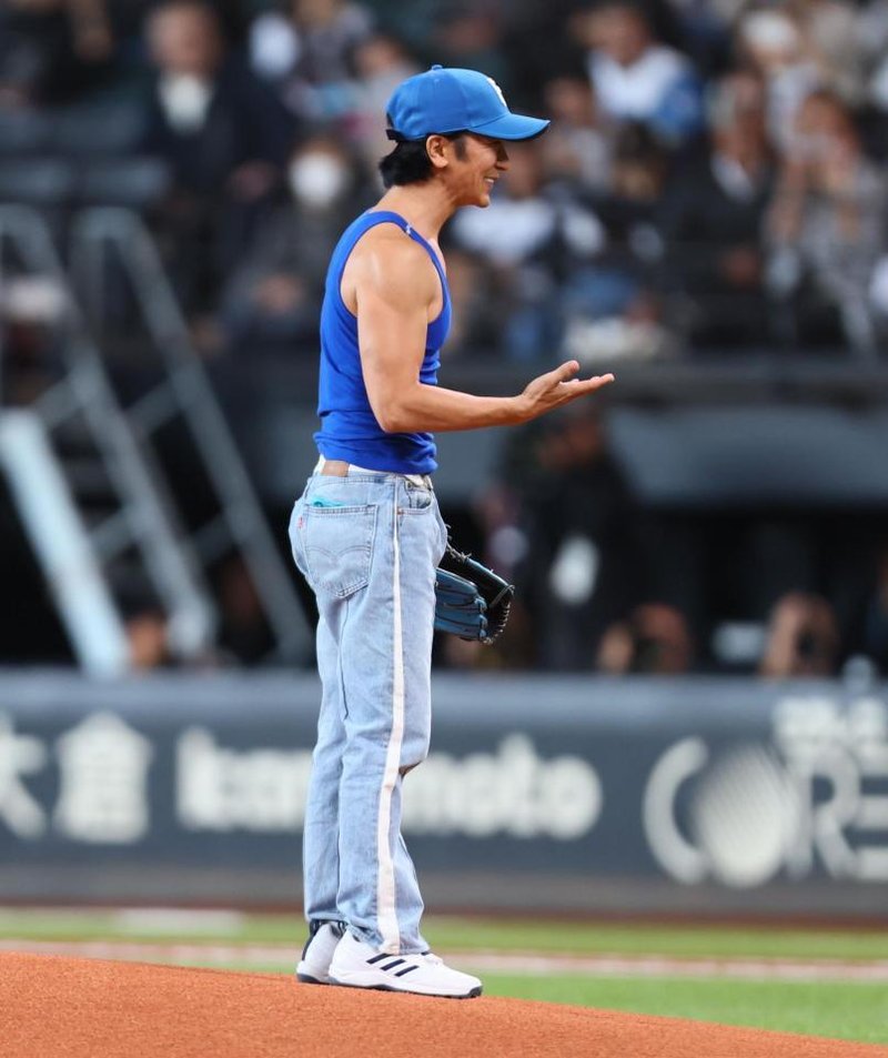 始球式に登場した武田真治