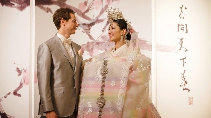 結婚式で見つめ合うアンミカさんとセオドール・ミラーさん