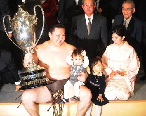 白鵬翔と妻・和田紗代子と子供