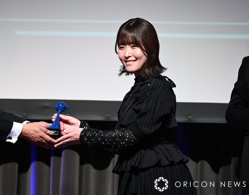 第18回声優アワードで助演声優賞を受賞した石見舞菜香