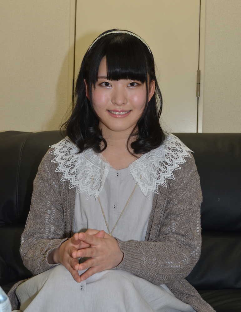 初主演作の取材を受ける石見舞菜香