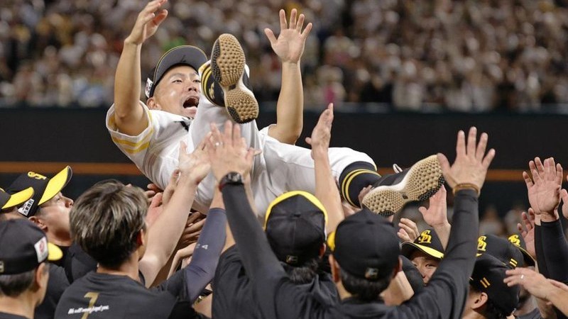 引退試合後に胴上げされる中村晃さん