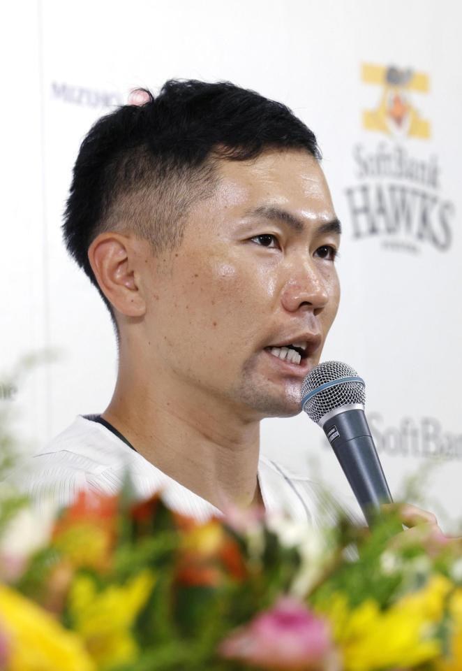 2026年の引退会見で話す中村晃さん