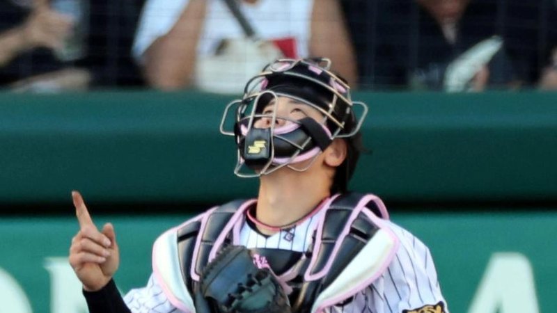 捕手用具を着けてプレーする梅野隆太郎さん