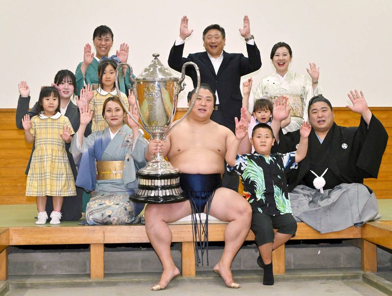 2026年夏場所優勝後に妻・沙菜さんと長男・浬くんら家族に囲まれる若隆景関